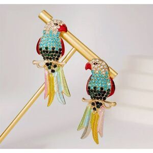 🦜 NEW Betsey Johnson colorful& sparkling parrot earrings 🦜